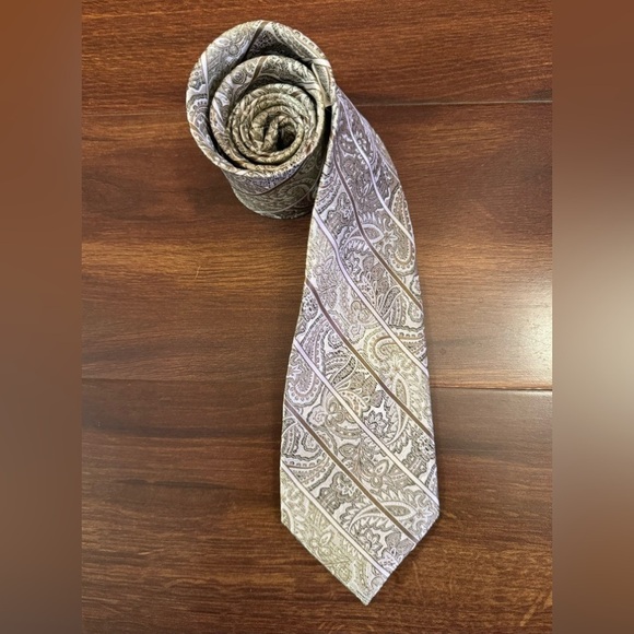 PRONTO UOMO 100% Silk Green Paisley Necktie Like New - Picture 1 of 10